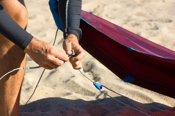 Kitesurfer Playa Preparando Equipo Manos Masculinas Fijando Líneas Kitesurf Cometa — Foto de Stock