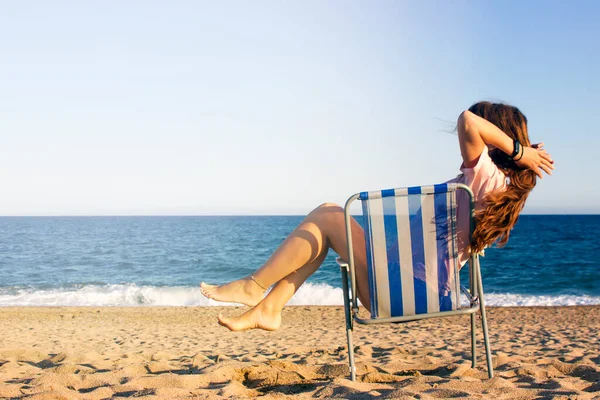 Letnia Koncepcja Wakacje Plaży Prety Kobieta Długimi Rudymi Włosami Relaks — Zdjęcie stockowe