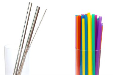Beyaz arka planda kokteyl pipetli iki bardak. Sol çevre dostu yeniden kullanılabilir metal tüplerde ve özel fırçalarda, sağ tek kullanımlık plastik çok renkli tüplerde. Sıfır atık