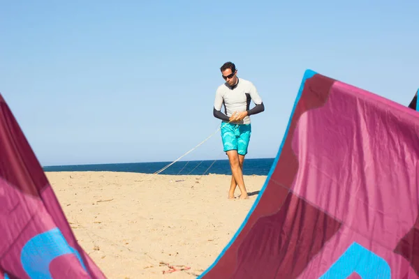 Hombre Kitesurfista Playa Preparando Equipo Deportivo Desenredar Las Líneas Antes — Foto de Stock