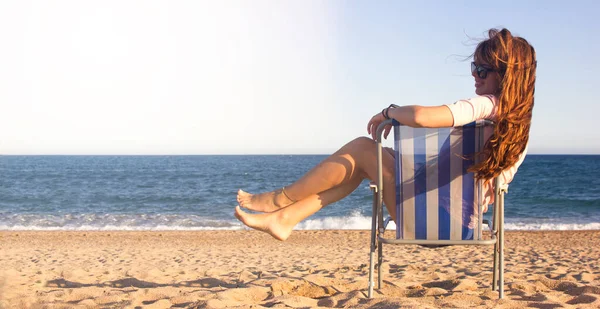 Letnia Koncepcja Wypoczynku Plaży Wesoła Młoda Kobieta Okularach Przeciwsłonecznych Długimi — Zdjęcie stockowe