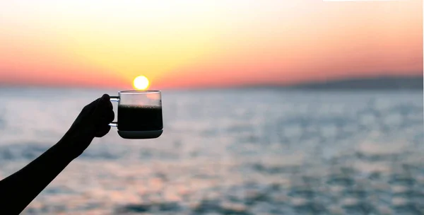 아침에 커피나 마시고 소녀의 실루엣은 바다와 햇살을 배경으로 컨셉트로 원문을 — 스톡 사진