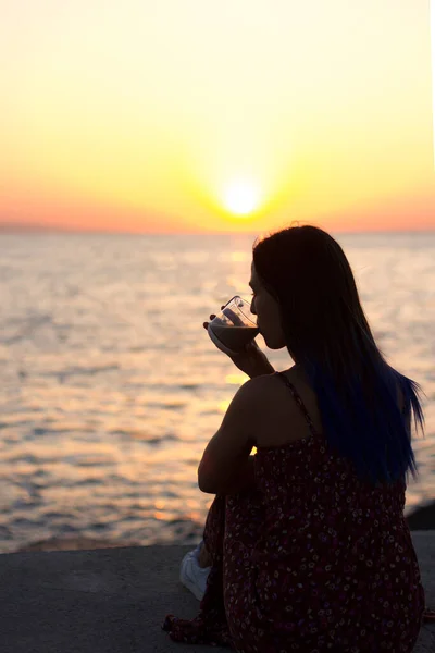 Sunrise Beach Dziewczyny Śniadanie Sylwetka Młodej Dziewczyny Długimi Włosami Pijącej — Zdjęcie stockowe