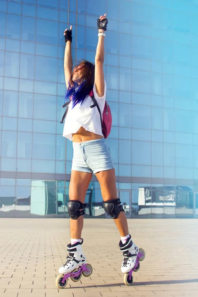Jonge Mooie Pasvorm Meisje Met Blauw Haar Rolschaatsen Met Rugzak — Stockfoto