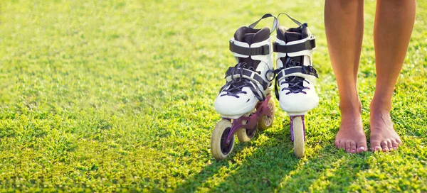 Female Legs Barefoot Standing Green Grass Next White Roller Skates — Stock Photo, Image
