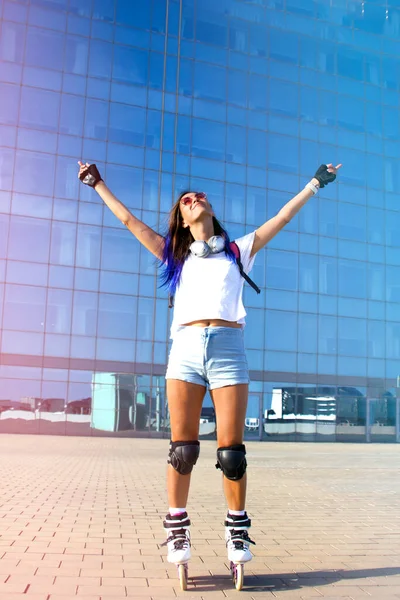 Young Roller Girl Full Growth Background Glass High Rise Building — Stock Photo, Image