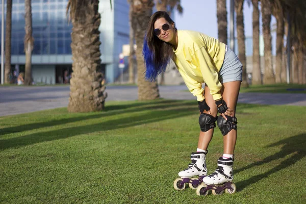 Young Girl Roller Skates Blue Hair Sunglasses Standing Resting Grass — Stock Photo, Image