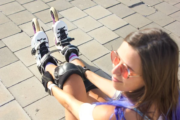 Young Woman Blue Hair Sunglasses Putting Roller Skates Tie Shoelaces — Stock Photo, Image