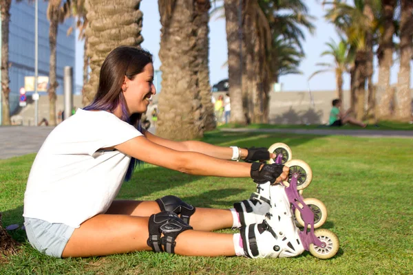 Happy Fit Girl Siedzi Trawie Parku Robi Rozciąganie Ćwiczenia Aby — Zdjęcie stockowe