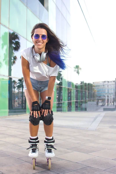 Красива Молода Жінка Ковзанах Захист Стоячи Нахиляючись Фоні Скляної Будівлі — стокове фото