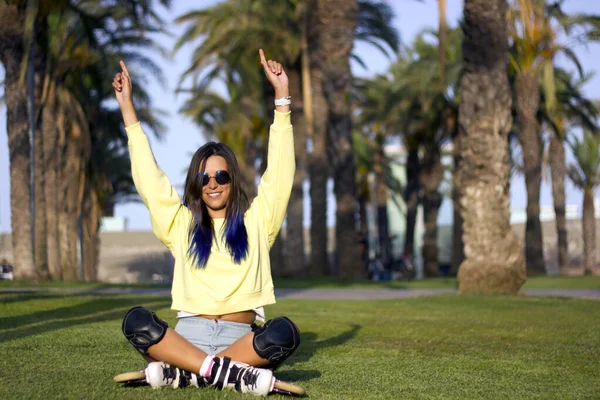 Young Girl Blue Hair Sunglasses Roller Skates Sitting Grass Lotus — Stock Photo, Image