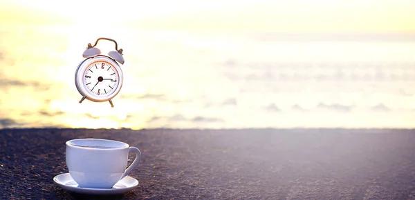 Despertador Voador Sobre Uma Xícara Branca Café Chá Nascer Sol — Fotografia de Stock