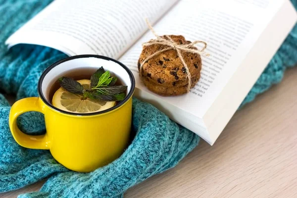 Meleg Hangulat Tea Koncepció Egy Sárga Csésze Fekete Tea Citrommal — Stock Fotó