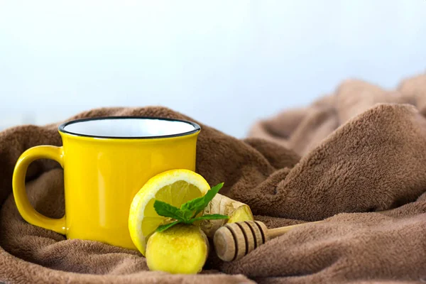 Uma Xícara Amarela Chá Cobertor Marrom Lado Limão Gengibre Colher — Fotografia de Stock