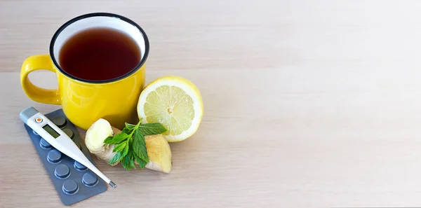 Top View Egy Csésze Sárga Tea Áll Egy Könnyű Asztalon — Stock Fotó