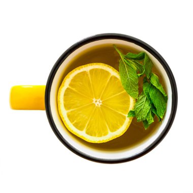 Beyaz arka planda izole edilmiş limonlu ve naneli sıcak çay fincanı manzarası. Sıcak içecekler. Mevsimsel hastalıklar, nezle, grip, hastalıklar