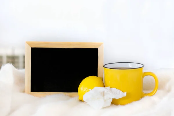 Czarna Deska Miejscem Tekst Lub Projekt Obok Żółtej Filiżanki Herbaty — Zdjęcie stockowe