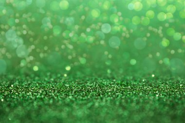 Ürününüz için seçici odaklanma. Fosforlu yeşil ışıltılı arka plan. Yeşil Noel Bokeh vintage ışıkları, mutlu bayramlar ve yeni yıl arifesi. Odaklanmamış doku
