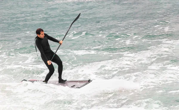 Surfista Sup Pie Tabla Paddle Onda Oscura Surf Invierno Mar — Foto de Stock