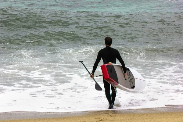 Hombre Con Sup Stand Board Mar Paddle Surf Boarding Estilo — Foto de Stock