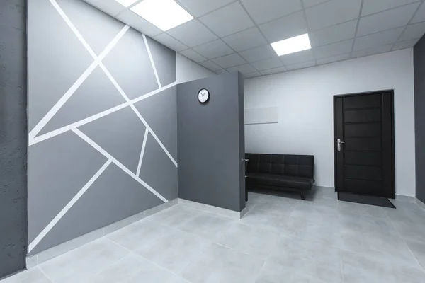 Grey yaratıcı office tasarım beton elemanları ve beyaz çizgili duvarlara