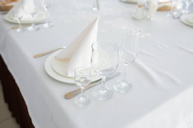 Süslü restairant çatal dekorasyon doğal ışık ile beyaz tabloda gözlüklü