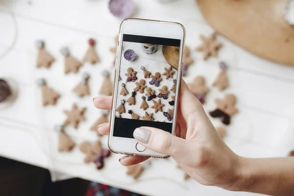 Fotos Von Selbstgebackenen Keksen Mit Telefon Der Küche — Stockfoto