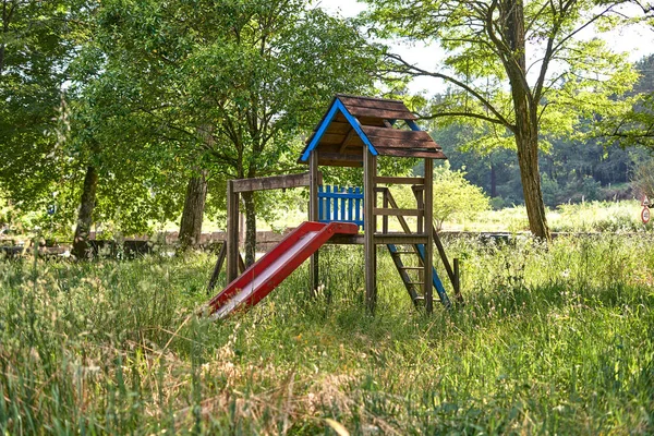 Ormanlığın ortasında terk edilmiş bir oyun alanı.