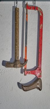 Beyaz arkaplanda testere ve çekiç