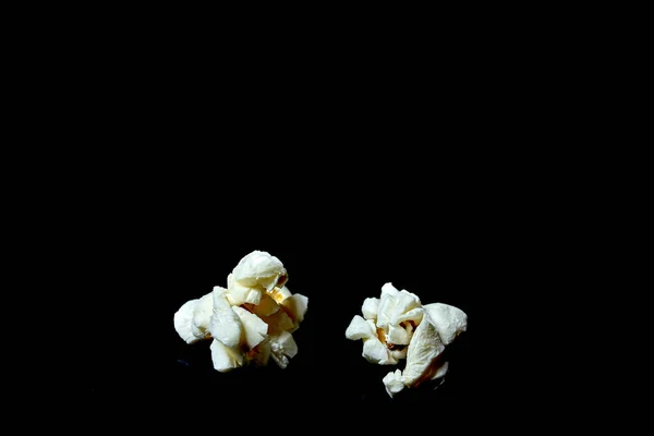 Zwei Popcorn Auf Schwarzem Hintergrund — Stockfoto