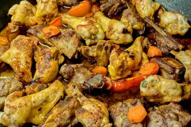 Havuç ve biberle pişirilmiş tavuk.