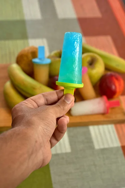 Mão Com Sorvete Azul — Fotografia de Stock