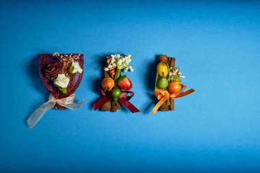 Mavi arkaplanda dekoratif çiçekler