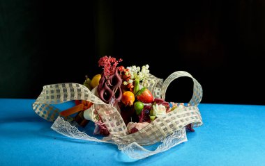 Mavi arka planda fiyonklu dekoratif çiçekler