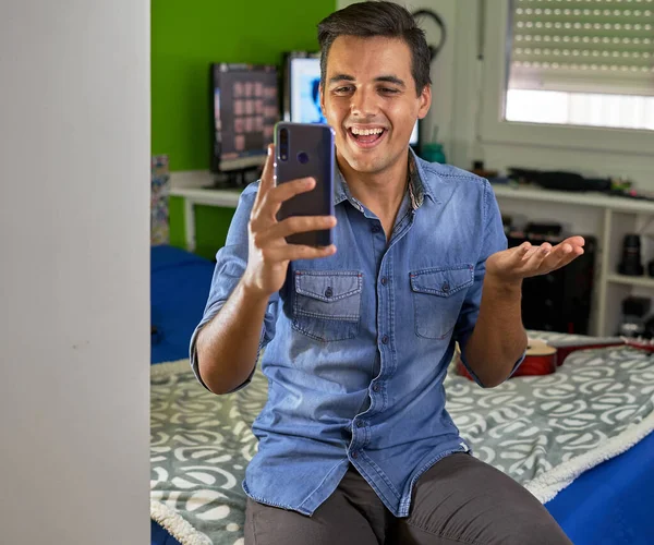 Çocuk telefonuyla video konferansı yapıyor.