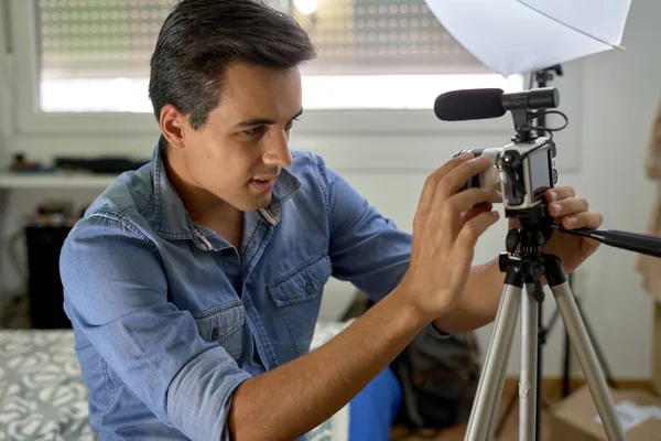 Çocuk kendini kaydetmek için kamera kuruyor.