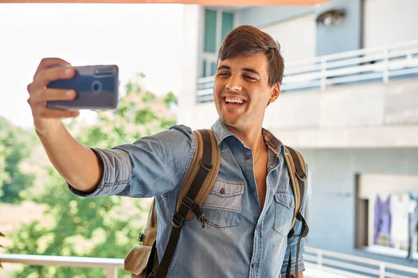 Gezgin çocuk selfie çekiyor.