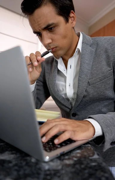 Çocuk bilgisayarla çalışıyor ve iyi giyimli.