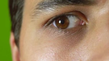 kahverengi göz açılıyor ve hareket ediyor