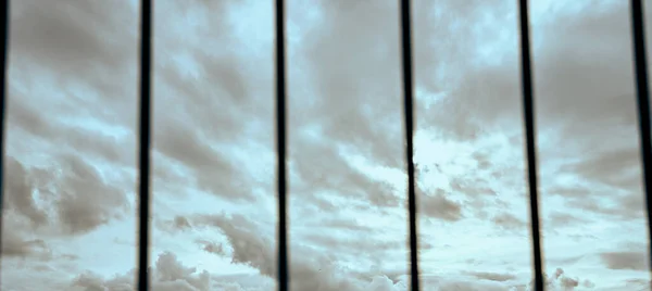 Céu Azul Visto Através Uma Cerca — Fotografia de Stock