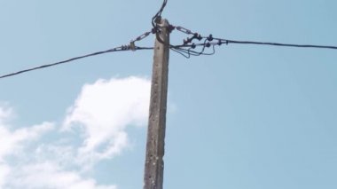 Elektrikli taş direğiyle eğik
