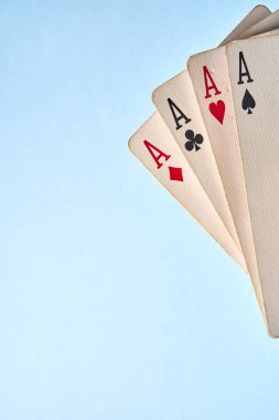 Mavi arkaplanda Fransız güvertesi asları