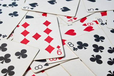Fransız güvertesinden gelen kartlar masaya saçıldı.