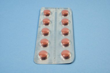 mavi arkaplanlı ambalajlarında haplar