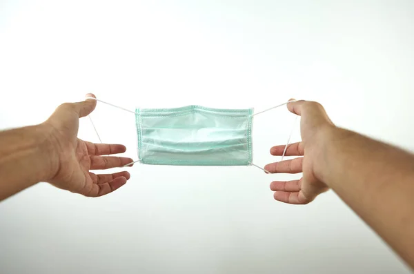 Eller birinci şahıs maskesi takıyor.