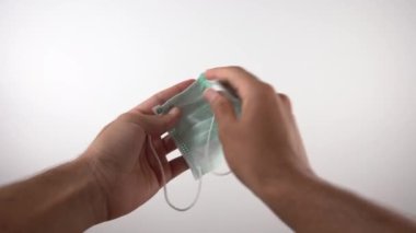 Eller birinci şahıs maskesi takıyor.