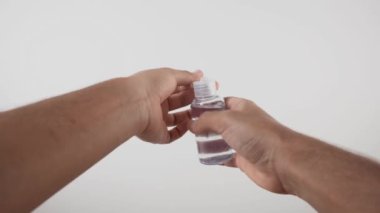 Eller hidroterapi jeliyle dezenfekte ediliyor