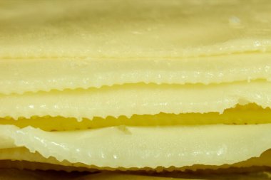 Makroda istiflenmiş peynir dilimleri