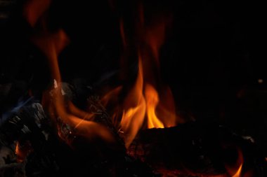 Siyah arkaplanda turuncu yangın