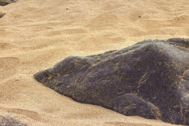 siyah taş kumla çevrili.